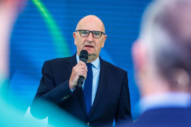 LEAG GigaOne Inbetriebnahme - Dietmar Woidke DEU Deutschland Brandenburg Briesnig, 21.09.2026, Inbetriebnahme GIGA One (LEAG) bei Briesnig im ehemaligen Tagebau Jaenschwalde. Brandenburgs Ministerpraesident Dietmar Woidke (SPD) spricht waehrend der Veranstaltung auf der Buehne. Mit einem Festakt feiert der Energiekonzern LEAG drei Giga-Projekte - die Inbetriebnahme des Windpark Forst-Briesnig 2 und des Energieparks Bohrau 1 sowie dem symbolischen Startschuss fuer die Bauarbeiten zu GigaBattery 1000 in Jaenschwalde.