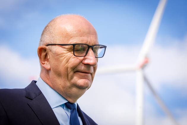 LEAG GigaOne Inbetriebnahme - Dietmar Woidke DEU Deutschland Brandenburg Briesnig, 21.09.2026, Inbetriebnahme GIGA One (LEAG) bei Briesnig im ehemaligen Tagebau Jaenschwalde. Brandenburgs Ministerpraesident Dietmar Woidke (SPD) spricht waehrend der Veranstaltung, im Hintergrund sind Windraeder des neuen Windparks zu sehen. Mit einem Festakt feiert der Energiekonzern LEAG drei Giga-Projekte - die Inbetriebnahme des Windpark Forst-Briesnig 2 und des Energieparks Bohrau 1 sowie dem symbolischen Startschuss fuer die Bauarbeiten zu GigaBattery 1000 in Jaenschwalde.