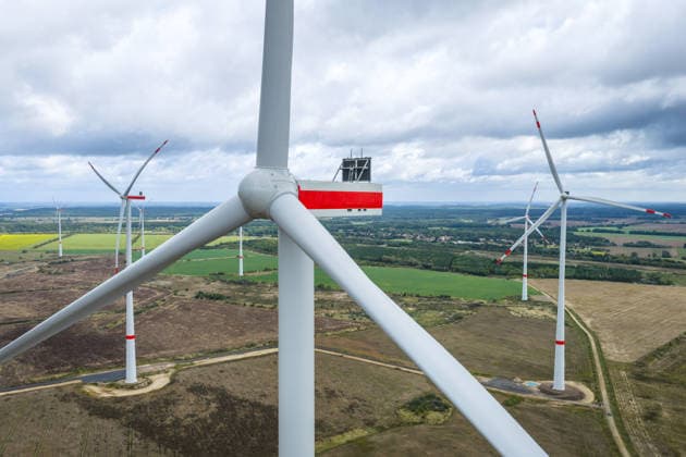 LEAG GigaOne Inbetriebnahme - Windpark Forst-Briesnig 2 DEU Deutschland Brandenburg Briesnig, 21.09.2026, Inbetriebnahme GIGA One (LEAG) bei Briesnig im ehemaligen Tagebau Jaenschwalde. Mit einem Festakt feiert der Energiekonzern LEAG drei Giga-Projekte - die Inbetriebnahme des Windpark Forst-Briesnig 2 und des Energieparks Bohrau 1 sowie dem symbolischen Startschuss fuer die Bauarbeiten zu GigaBattery 1000 in Jaenschwalde. Blick ueber Windraeder (WEA Windenergieanlagen) im neuen Windpark Forst-Briesnig 2, Luftaufnahme mit einer Drohne.
