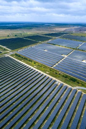 LEAG GigaOne Inbetriebnahme - Energiepark Bohrau 1 DEU Deutschland Brandenburg Briesnig, 21.09.2026, Inbetriebnahme GIGA One (LEAG) bei Briesnig im ehemaligen Tagebau Jaenschwalde. Mit einem Festakt feiert der Energiekonzern LEAG drei Giga-Projekte - die Inbetriebnahme des Windpark Forst-Briesnig 2 und des Energieparks Bohrau 1 sowie dem symbolischen Startschuss fuer die Bauarbeiten zu GigaBattery 1000 in Jaenschwalde. Blick auf die PV-Anlagen (Solarpark) des neuen Energieparks Bohrau 1, Luftaufnahme mit einer Drohne.