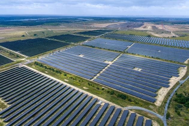 LEAG GigaOne Inbetriebnahme - Energiepark Bohrau 1 DEU Deutschland Brandenburg Briesnig, 21.09.2026, Inbetriebnahme GIGA One (LEAG) bei Briesnig im ehemaligen Tagebau Jaenschwalde. Mit einem Festakt feiert der Energiekonzern LEAG drei Giga-Projekte - die Inbetriebnahme des Windpark Forst-Briesnig 2 und des Energieparks Bohrau 1 sowie dem symbolischen Startschuss fuer die Bauarbeiten zu GigaBattery 1000 in Jaenschwalde. Blick auf die PV-Anlagen (Solarpark) des neuen Energieparks Bohrau 1, Luftaufnahme mit einer Drohne.