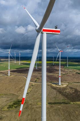LEAG GigaOne Inbetriebnahme - Windpark Forst-Briesnig 2 DEU Deutschland Brandenburg Briesnig, 21.09.2026, Inbetriebnahme GIGA One (LEAG) bei Briesnig im ehemaligen Tagebau Jaenschwalde. Mit einem Festakt feiert der Energiekonzern LEAG drei Giga-Projekte - die Inbetriebnahme des Windpark Forst-Briesnig 2 und des Energieparks Bohrau 1 sowie dem symbolischen Startschuss fuer die Bauarbeiten zu GigaBattery 1000 in Jaenschwalde. Blick ueber Windraeder (WEA Windenergieanlagen) im neuen Windpark Forst-Briesnig 2, Luftaufnahme mit einer Drohne.