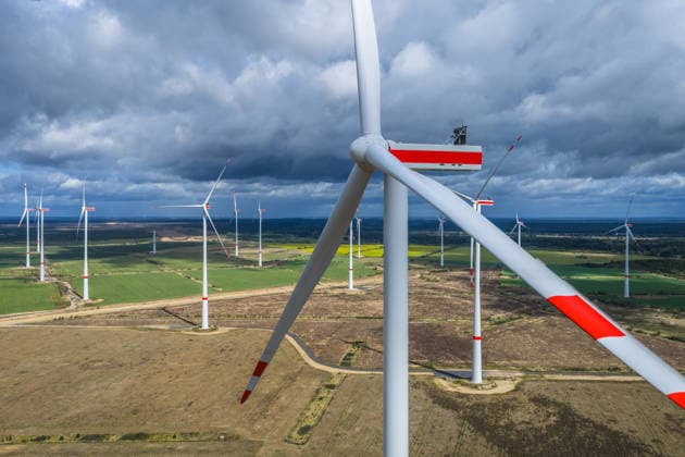 LEAG GigaOne Inbetriebnahme - Windpark Forst-Briesnig 2 DEU Deutschland Brandenburg Briesnig, 21.09.2026, Inbetriebnahme GIGA One (LEAG) bei Briesnig im ehemaligen Tagebau Jaenschwalde. Mit einem Festakt feiert der Energiekonzern LEAG drei Giga-Projekte - die Inbetriebnahme des Windpark Forst-Briesnig 2 und des Energieparks Bohrau 1 sowie dem symbolischen Startschuss fuer die Bauarbeiten zu GigaBattery 1000 in Jaenschwalde. Blick ueber Windraeder (WEA Windenergieanlagen) im neuen Windpark Forst-Briesnig 2, Luftaufnahme mit einer Drohne.