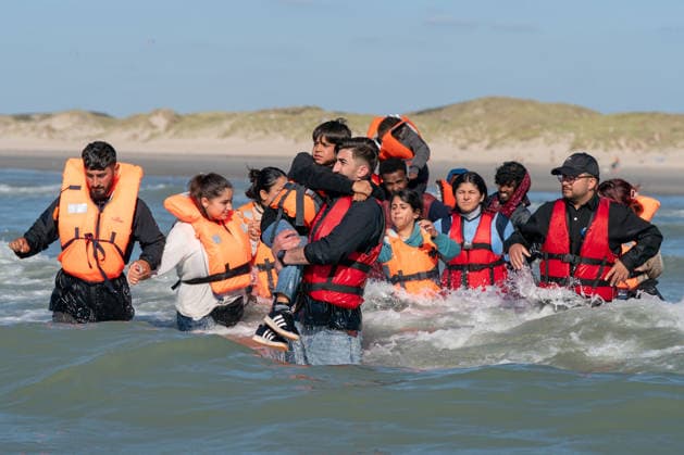 September 21, 2026, Berck, Nord France, France: Berck, France. Migrants wade in the sea to board a taxi boat at the beach at Berck , France, before attempting to cross the English Channel. Berck France  - ZUMAl94_ 20260921_zaf_l94_052 Copyright: xIoannisxAlexopoulosx