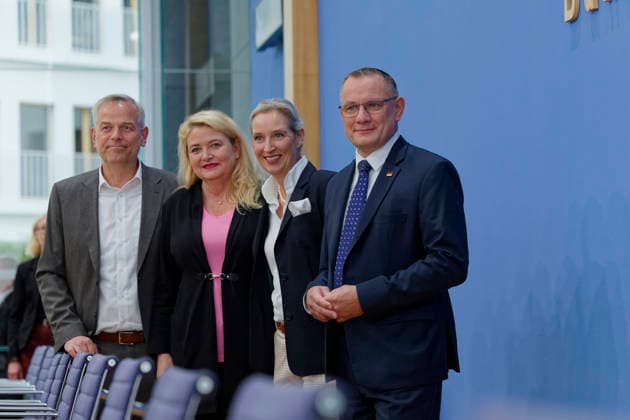 AfD-Wahlnachlese MV und Berlin 2026-09-21 Deutschland, Berlin Bundespressekonferenz: Nachlese der Landtagswahl in Mecklenburg-Vorpommern und der Wahl zum Berliner Abgeordnetenhaus durch die AfD. Im Bild v.l. Leif-Erik Holm, AfD-Kandidat für das Amt des Ministerpräsidenten in Mecklenburg-Vorpommern, Kristin Brinker, AfD-Spitzenkandidatin für Berlin, Dr. Alice Weidel, Bundesprecherin der AfD und Co-Vorsitzende der AfD-Fraktion im Deutschen Bundestag, Tino Chrupalla, Bundesprecher der AfD und Co-Vorsitzender der AfD-Fraktion im Deutschen Bundestag.