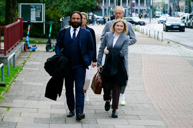 CNTV BLOCK- Gerhard Delling TV Moderator Christina Block Unternehmerin Angeklagte mit ihren Verteidiger Ingo Bott und ihre Verteidigerin Paula Wlodarek kommen wie immer zu Fuss zum Gericht 75.Verhandlungstag im Block Prozess Tag wegen mutmasslicher Kindesentfuehrung im Landgericht Hamburg Strafjustizgebaeude Entfuehrungsfall der Block Kinder Hamburg - Sievekingsplatz,21.09.2026 Hamburg Deutschland