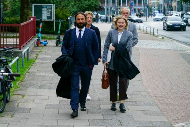 CNTV BLOCK- Gerhard Delling TV Moderator Christina Block Unternehmerin Angeklagte mit ihren Verteidiger Ingo Bott und ihre Verteidigerin Paula Wlodarek kommen wie immer zu Fuss zum Gericht 75.Verhandlungstag im Block Prozess Tag wegen mutmasslicher Kindesentfuehrung im Landgericht Hamburg Strafjustizgebaeude Entfuehrungsfall der Block Kinder Hamburg - Sievekingsplatz,21.09.2026 Hamburg Deutschland
