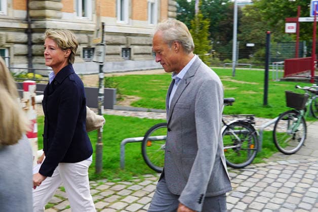 CNTV BLOCK- Gerhard Delling TV Moderator Christina Block Unternehmerin Angeklagte mit ihren Verteidiger Ingo Bott und ihre Verteidigerin Paula Wlodarek kommen wie immer zu Fuss zum Gericht vor Ort auch die Unterstuetzer von Frau Block mit dem Transparent Aufschrift Freispruch fuer Christina Block stehen vorm Gericht am 75 Prozess Tag wegen der mutmasslicher Kindesentfuehrung im Landgericht Hamburg Strafjustizgebaeude Entfuehrungsfall der Block Kinder Hamburg - Sievekingsplatz,21.09.2026 Hamburg Deutschland