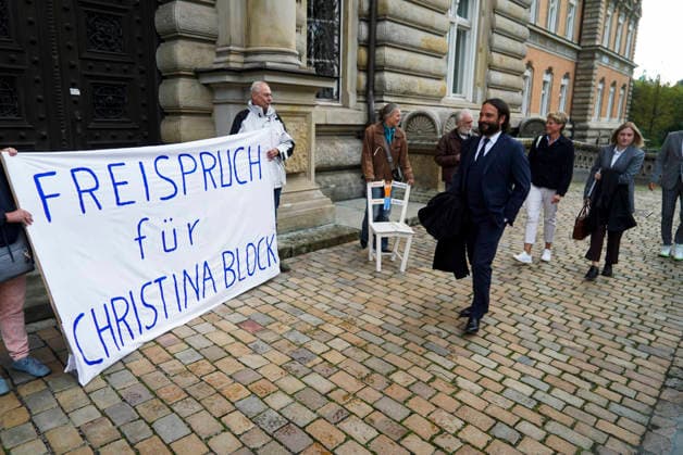 CNTV BLOCK- Gerhard Delling TV Moderator Christina Block Unternehmerin Angeklagte mit ihren Verteidiger Ingo Bott und ihre Verteidigerin Paula Wlodarek kommen wie immer zu Fuss zum Gericht vor Ort auch die Unterstuetzer von Frau Block mit dem Transparent Aufschrift Freispruch fuer Christina Block stehen vorm Gericht am 75 Prozess Tag wegen der mutmasslicher Kindesentfuehrung im Landgericht Hamburg Strafjustizgebaeude Entfuehrungsfall der Block Kinder Hamburg - Sievekingsplatz,21.09.2026 Hamburg Deutschland