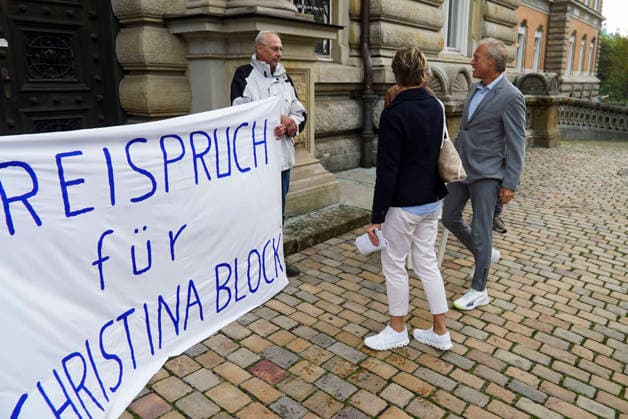 CNTV BLOCK- Gerhard Delling TV Moderator Christina Block Unternehmerin Angeklagte mit ihren Verteidiger Ingo Bott und ihre Verteidigerin Paula Wlodarek kommen wie immer zu Fuss zum Gericht vor Ort auch die Unterstuetzer von Frau Block mit dem Transparent Aufschrift Freispruch fuer Christina Block stehen vorm Gericht am 75 Prozess Tag wegen der mutmasslicher Kindesentfuehrung im Landgericht Hamburg Strafjustizgebaeude Entfuehrungsfall der Block Kinder Hamburg - Sievekingsplatz,21.09.2026 Hamburg Deutschland