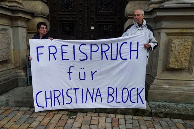 CNTV BLOCK- Gerhard Delling TV Moderator Christina Block Unternehmerin Angeklagte mit ihren Verteidiger Ingo Bott und ihre Verteidigerin Paula Wlodarek kommen wie immer zu Fuss zum Gericht vor Ort auch die Unterstuetzer von Frau Block mit dem Transparent Aufschrift Freispruch fuer Christina Block stehen vorm Gericht am 75 Prozess Tag wegen der mutmasslicher Kindesentfuehrung im Landgericht Hamburg Strafjustizgebaeude Entfuehrungsfall der Block Kinder Hamburg - Sievekingsplatz,21.09.2026 Hamburg Deutschland