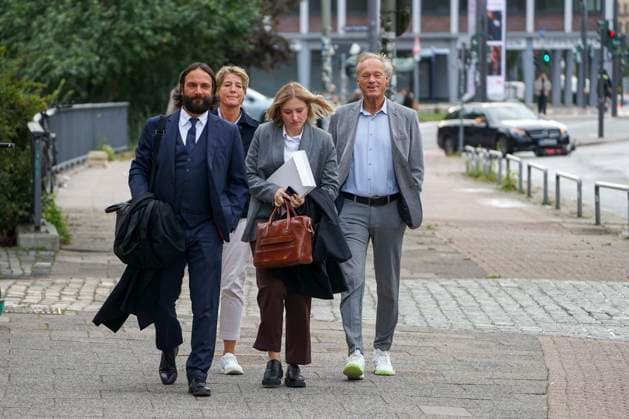 CNTV BLOCK- Gerhard Delling TV Moderator Christina Block Unternehmerin Angeklagte mit ihren Verteidiger Ingo Bott und ihre Verteidigerin Paula Wlodarek kommen wie immer zu Fuss zum Gericht 75.Verhandlungstag im Block Prozess Tag wegen mutmasslicher Kindesentfuehrung im Landgericht Hamburg Strafjustizgebaeude Entfuehrungsfall der Block Kinder Hamburg - Sievekingsplatz,21.09.2026 Hamburg Deutschland