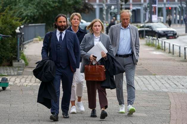 CNTV BLOCK- Gerhard Delling TV Moderator Christina Block Unternehmerin Angeklagte mit ihren Verteidiger Ingo Bott und ihre Verteidigerin Paula Wlodarek kommen wie immer zu Fuss zum Gericht 75.Verhandlungstag im Block Prozess Tag wegen mutmasslicher Kindesentfuehrung im Landgericht Hamburg Strafjustizgebaeude Entfuehrungsfall der Block Kinder Hamburg - Sievekingsplatz,21.09.2026 Hamburg Deutschland