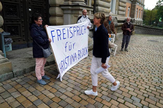 CNTV BLOCK- Gerhard Delling TV Moderator Christina Block Unternehmerin Angeklagte mit ihren Verteidiger Ingo Bott und ihre Verteidigerin Paula Wlodarek kommen wie immer zu Fuss zum Gericht vor Ort auch die Unterstuetzer von Frau Block mit dem Transparent Aufschrift Freispruch fuer Christina Block stehen vorm Gericht am 75 Prozess Tag wegen der mutmasslicher Kindesentfuehrung im Landgericht Hamburg Strafjustizgebaeude Entfuehrungsfall der Block Kinder Hamburg - Sievekingsplatz,21.09.2026 Hamburg Deutschland