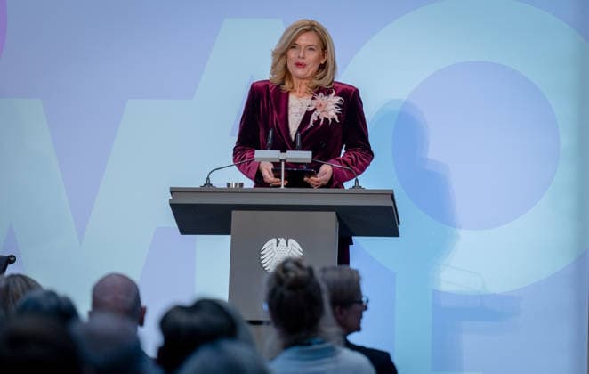Kunstausstellung, Marie-Elisabeth-Lüders-Haus Berlin, Bundestagspräsidentin Julia Klöckner, Kunstausstellung Kokoschkas Adenauer. Warhols Brandt. Außergewöhnliche Begegnungen zwischen Kunst und Politik Berlin Berlin GER