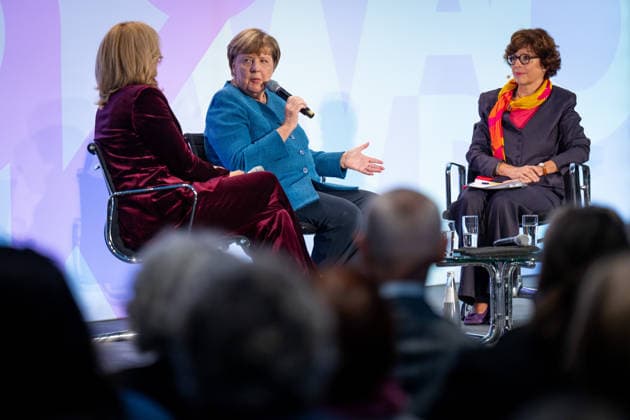 Kunstausstellung, Marie-Elisabeth-Lüders-Haus Berlin, Bundeskanzlerin a. D. Angela Merkel, Bundestagspräsidentin Julia Klöckner, Kunstausstellung Kokoschkas Adenauer. Warhols Brandt. Außergewöhnliche Begegnungen zwischen Kunst und Politik , Moderation Jacqueline Boysen Berlin Berlin GER