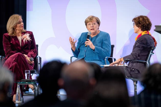 Kunstausstellung, Marie-Elisabeth-Lüders-Haus Berlin, Bundeskanzlerin a. D. Angela Merkel, Bundestagspräsidentin Julia Klöckner, Kunstausstellung Kokoschkas Adenauer. Warhols Brandt. Außergewöhnliche Begegnungen zwischen Kunst und Politik , Moderation Jacqueline Boysen Berlin Berlin GER