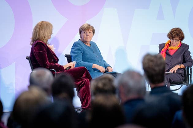 Kunstausstellung, Marie-Elisabeth-Lüders-Haus Berlin, Bundeskanzlerin a. D. Angela Merkel, Bundestagspräsidentin Julia Klöckner, Kunstausstellung Kokoschkas Adenauer. Warhols Brandt. Außergewöhnliche Begegnungen zwischen Kunst und Politik , Moderation Jacqueline Boysen Berlin Berlin GER