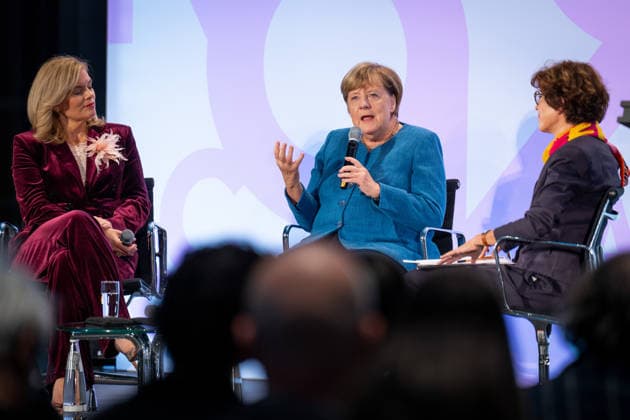 Kunstausstellung, Marie-Elisabeth-Lüders-Haus Berlin, Bundeskanzlerin a. D. Angela Merkel, Bundestagspräsidentin Julia Klöckner, Kunstausstellung Kokoschkas Adenauer. Warhols Brandt. Außergewöhnliche Begegnungen zwischen Kunst und Politik , Moderation Jacqueline Boysen Berlin Berlin GER