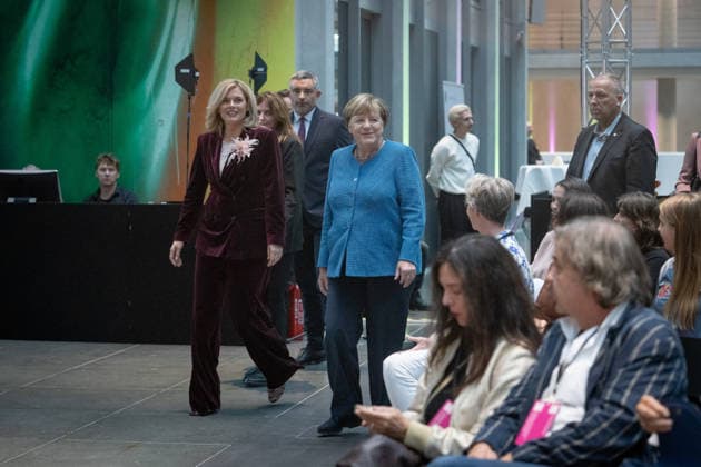 Kunstausstellung, Marie-Elisabeth-Lüders-Haus Berlin, Bundeskanzlerin a. D. Angela Merkel, Bundestagspräsidentin Julia Klöckner, Kunstausstellung Kokoschkas Adenauer. Warhols Brandt. Außergewöhnliche Begegnungen zwischen Kunst und Politik Berlin Berlin GER