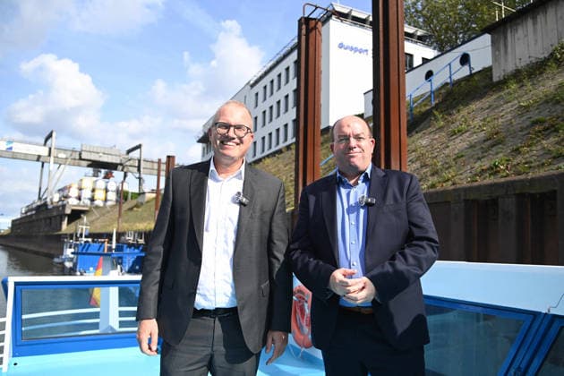 v.l. Jochen OTT, Spitzenkandidat fuer die Landtagswahl 2027, Markus BANGEN, CEO duisport Duisburger Hafen AG, Jochen OTT, SPD Fraktionsvorsitzender im Landtag NRW, Spitzenkandidat fuer die Landtagswahl 2027, besucht die Duisport Duisburger Hafen AG und informiert sich ueber die Rolle der Logistik in der Energiewende und die Bedeutung der Binnenschifffahrt fuer NRW am 21.09.2026 in Duisburg Deutschland.