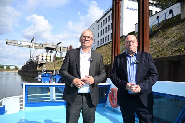 v.l. Jochen OTT, Spitzenkandidat fuer die Landtagswahl 2027, Markus BANGEN, CEO duisport Duisburger Hafen AG, Jochen OTT, SPD Fraktionsvorsitzender im Landtag NRW, Spitzenkandidat fuer die Landtagswahl 2027, besucht die Duisport Duisburger Hafen AG und informiert sich ueber die Rolle der Logistik in der Energiewende und die Bedeutung der Binnenschifffahrt fuer NRW am 21.09.2026 in Duisburg Deutschland.