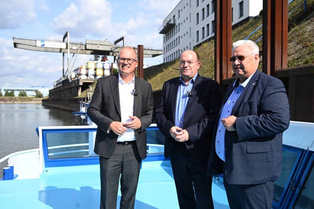 v.l. Jochen OTT, Spitzenkandidat fuer die Landtagswahl 2027, Markus BANGEN, CEO duisport Duisburger Hafen AG, Frank BOERNER, Börner, SPD, Landtagsabgeordneter NRW, Jochen OTT, SPD Fraktionsvorsitzender im Landtag NRW, Spitzenkandidat fuer die Landtagswahl 2027, besucht die Duisport Duisburger Hafen AG und informiert sich ueber die Rolle der Logistik in der Energiewende und die Bedeutung der Binnenschifffahrt fuer NRW am 21.09.2026 in Duisburg Deutschland.
