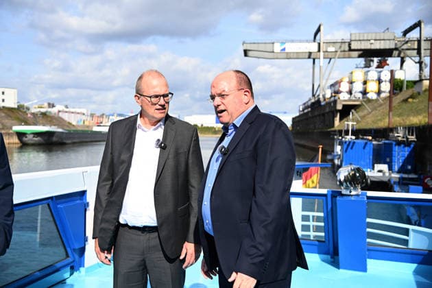 v.l. Jochen OTT, Spitzenkandidat fuer die Landtagswahl 2027, Markus BANGEN, CEO duisport Duisburger Hafen AG, Jochen OTT, SPD Fraktionsvorsitzender im Landtag NRW, Spitzenkandidat fuer die Landtagswahl 2027, besucht die Duisport Duisburger Hafen AG und informiert sich ueber die Rolle der Logistik in der Energiewende und die Bedeutung der Binnenschifffahrt fuer NRW am 21.09.2026 in Duisburg Deutschland.