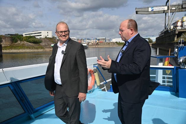 v.l. Jochen OTT, Spitzenkandidat fuer die Landtagswahl 2027, Markus BANGEN, CEO duisport Duisburger Hafen AG, Jochen OTT, SPD Fraktionsvorsitzender im Landtag NRW, Spitzenkandidat fuer die Landtagswahl 2027, besucht die Duisport Duisburger Hafen AG und informiert sich ueber die Rolle der Logistik in der Energiewende und die Bedeutung der Binnenschifffahrt fuer NRW am 21.09.2026 in Duisburg Deutschland.