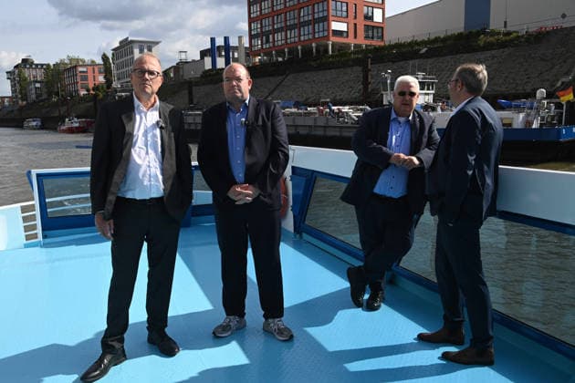 v.l. Jochen OTT, Spitzenkandidat fuer die Landtagswahl 2027, Markus BANGEN, CEO duisport Duisburger Hafen AG, Frank BOERNER, Börner, SPD, Landtagsabgeordneter NRW, Jochen OTT, SPD Fraktionsvorsitzender im Landtag NRW, Spitzenkandidat fuer die Landtagswahl 2027, besucht die Duisport Duisburger Hafen AG und informiert sich ueber die Rolle der Logistik in der Energiewende und die Bedeutung der Binnenschifffahrt fuer NRW am 21.09.2026 in Duisburg Deutschland.