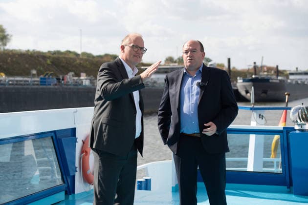 v.l. Jochen OTT, Spitzenkandidat fuer die Landtagswahl 2027, Markus BANGEN, CEO duisport Duisburger Hafen AG, Jochen OTT, SPD Fraktionsvorsitzender im Landtag NRW, Spitzenkandidat fuer die Landtagswahl 2027, besucht die Duisport Duisburger Hafen AG und informiert sich ueber die Rolle der Logistik in der Energiewende und die Bedeutung der Binnenschifffahrt fuer NRW am 21.09.2026 in Duisburg Deutschland.