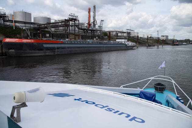 Fahrt mit der Karl Jarres in den Duisburger Hafen, Becken A, mit Blick auf die Oelinsel, Tankschiffe, Oeltanks, Tanklager, Jochen OTT, SPD Fraktionsvorsitzender im Landtag NRW, Spitzenkandidat fuer die Landtagswahl 2027, besucht die Duisport Duisburger Hafen AG und informiert sich ueber die Rolle der Logistik in der Energiewende und die Bedeutung der Binnenschifffahrt fuer NRW am 21.09.2026 in Duisburg Deutschland.