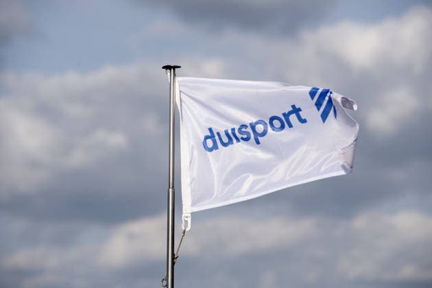 Fahne mit dem Duisport-Logo im Wind, Jochen OTT, SPD Fraktionsvorsitzender im Landtag NRW, Spitzenkandidat fuer die Landtagswahl 2027, besucht die Duisport Duisburger Hafen AG und informiert sich ueber die Rolle der Logistik in der Energiewende und die Bedeutung der Binnenschifffahrt fuer NRW am 21.09.2026 in Duisburg Deutschland.