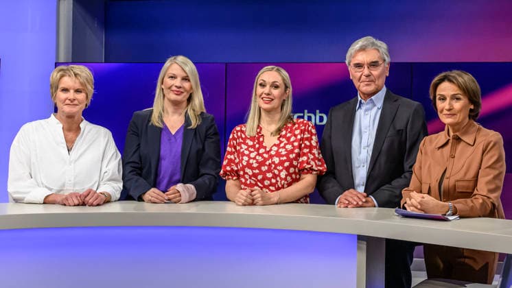 im Bild v.l.: Susanne Gaschke (NZZ), Annett Meiritz (Handelsblatt), Ruth Moschner (Moderatorin), Joe Kaeser (Siemens Energy), Sandra Maischberger, GER, Berlin, Studio, zu Gast bei Maischberger, politische Talkshow, TV, Format, mit Moderatorin Sandra Maischberger, Das Erste, aus Adlershof Am Studio 20, 21.09.2026, Copyright: HMBxMedia UwexKoch