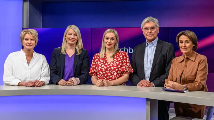 im Bild v.l.: Susanne Gaschke (NZZ), Annett Meiritz (Handelsblatt), Ruth Moschner (Moderatorin), Joe Kaeser (Siemens Energy), Sandra Maischberger, GER, Berlin, Studio, zu Gast bei Maischberger, politische Talkshow, TV, Format, mit Moderatorin Sandra Maischberger, Das Erste, aus Adlershof Am Studio 20, 21.09.2026, Copyright: HMBxMedia UwexKoch
