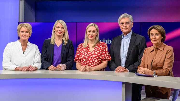 im Bild v.l.: Susanne Gaschke (NZZ), Annett Meiritz (Handelsblatt), Ruth Moschner (Moderatorin), Joe Kaeser (Siemens Energy), Sandra Maischberger, GER, Berlin, Studio, zu Gast bei Maischberger, politische Talkshow, TV, Format, mit Moderatorin Sandra Maischberger, Das Erste, aus Adlershof Am Studio 20, 21.09.2026, Copyright: HMBxMedia UwexKoch