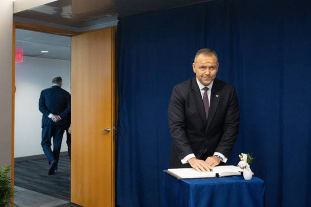 September 21, 2026, New York City, USA: Polish President Karol Nawrocki signs the guest book at United Nations Headquarters in New York, ahead of the 81st session of the United Nations General Assembly. New York City USA - ZUMAl194 20260921_zip_l194_020 Copyright: xMarekxLadzinskix