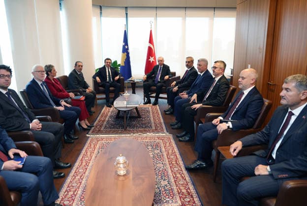Recep Tayyip Erdogan - Albin Kurti meeting in New York NEW YORK, UNITED STATES - SEPTEMBER 21: (----EDITORIAL USE ONLY - MANDATORY CREDIT - TURKISH PRESIDENCY MURAT KULA HANDOUT - NO MARKETING NO ADVERTISING CAMPAIGNS - DISTRIBUTED AS A SERVICE TO CLIENTS----) Turkish President Recep Tayyip Erdogan (C - R) meets with Kosovo Prime Minister Albin Kurti (C - L) at the Turkish House (Turkevi) on the sidelines of the 81st UN General Assembly in New York, United States on September 21, 2026. Turkish Foreign Minister Hakan Fidan, Turkish Trade Minister Omer Bolat, Turkish Head of Communications Burhanettin Duran, and Turkish Chief Presidential Adviser on Foreign Policy and Security Akif Cagatay Kilic were also present. Turkish Presidency M  Copyright: x2026xAnadoluxTurkishxPresidencyx xMuratxKulax xHandoutx
