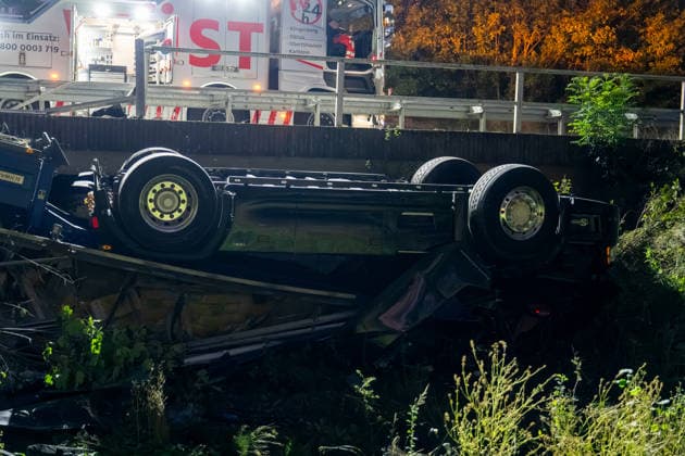 LKW stürzt auf A45 von Autobahn - Fahrer stirbt Ein 38 Jahre alter Lastwagenfahrer verunfallte am 21.09.2026 gegen 16:20 Uhr auf der Autobahn 45 bei Altenstadt und wurde dabei tödlich verletzt. Der Sattelzug war in Richtung Hanau unterwegs, kam aus ungeklärter Ursache von der Fahrbahn ab, durchbrach die Leitplanke und stürzte die Böschung hinab, wobei Zugmaschine und Auflieger sich überschlugen. Rettungskräfte konnten den im Führerhaus eingeschlossenen Fahrer erst rund zwei Stunden nach der ersten Meldung mithilfe eines Autokrans erreichen, der Notarzt konnte nur noch den Tod des Mannes feststellen. Die Bergung von Fahrzeug und geladenen Zementsäcken dauerte zum Zeitpunkt der Aufnahme an, die Autobahn 45 blieb Richtung Süden volls
