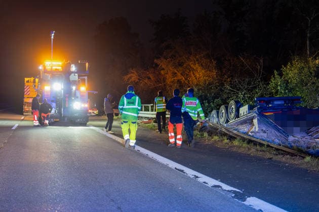 LKW stürzt auf A45 von Autobahn - Fahrer stirbt Ein 38 Jahre alter Lastwagenfahrer verunfallte am 21.09.2026 gegen 16:20 Uhr auf der Autobahn 45 bei Altenstadt und wurde dabei tödlich verletzt. Der Sattelzug war in Richtung Hanau unterwegs, kam aus ungeklärter Ursache von der Fahrbahn ab, durchbrach die Leitplanke und stürzte die Böschung hinab, wobei Zugmaschine und Auflieger sich überschlugen. Rettungskräfte konnten den im Führerhaus eingeschlossenen Fahrer erst rund zwei Stunden nach der ersten Meldung mithilfe eines Autokrans erreichen, der Notarzt konnte nur noch den Tod des Mannes feststellen. Die Bergung von Fahrzeug und geladenen Zementsäcken dauerte zum Zeitpunkt der Aufnahme an, die Autobahn 45 blieb Richtung Süden volls
