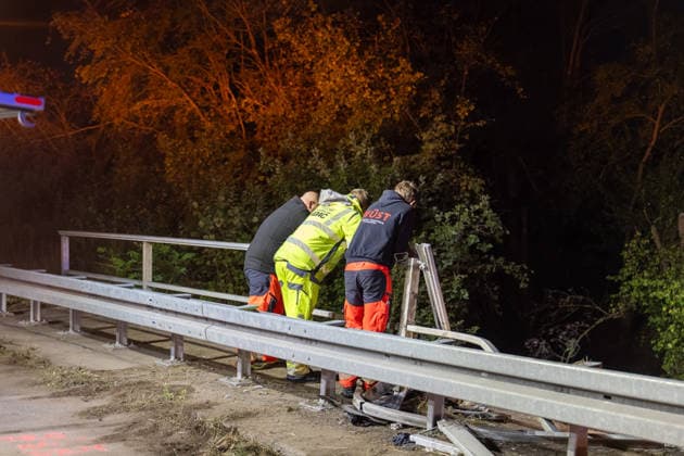 LKW stürzt auf A45 von Autobahn - Fahrer stirbt Ein 38 Jahre alter Lastwagenfahrer verunfallte am 21.09.2026 gegen 16:20 Uhr auf der Autobahn 45 bei Altenstadt und wurde dabei tödlich verletzt. Der Sattelzug war in Richtung Hanau unterwegs, kam aus ungeklärter Ursache von der Fahrbahn ab, durchbrach die Leitplanke und stürzte die Böschung hinab, wobei Zugmaschine und Auflieger sich überschlugen. Rettungskräfte konnten den im Führerhaus eingeschlossenen Fahrer erst rund zwei Stunden nach der ersten Meldung mithilfe eines Autokrans erreichen, der Notarzt konnte nur noch den Tod des Mannes feststellen. Die Bergung von Fahrzeug und geladenen Zementsäcken dauerte zum Zeitpunkt der Aufnahme an, die Autobahn 45 blieb Richtung Süden volls