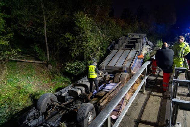 LKW stürzt auf A45 von Autobahn - Fahrer stirbt Ein 38 Jahre alter Lastwagenfahrer verunfallte am 21.09.2026 gegen 16:20 Uhr auf der Autobahn 45 bei Altenstadt und wurde dabei tödlich verletzt. Der Sattelzug war in Richtung Hanau unterwegs, kam aus ungeklärter Ursache von der Fahrbahn ab, durchbrach die Leitplanke und stürzte die Böschung hinab, wobei Zugmaschine und Auflieger sich überschlugen. Rettungskräfte konnten den im Führerhaus eingeschlossenen Fahrer erst rund zwei Stunden nach der ersten Meldung mithilfe eines Autokrans erreichen, der Notarzt konnte nur noch den Tod des Mannes feststellen. Die Bergung von Fahrzeug und geladenen Zementsäcken dauerte zum Zeitpunkt der Aufnahme an, die Autobahn 45 blieb Richtung Süden volls