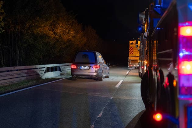 LKW stürzt auf A45 von Autobahn - Fahrer stirbt Ein 38 Jahre alter Lastwagenfahrer verunfallte am 21.09.2026 gegen 16:20 Uhr auf der Autobahn 45 bei Altenstadt und wurde dabei tödlich verletzt. Der Sattelzug war in Richtung Hanau unterwegs, kam aus ungeklärter Ursache von der Fahrbahn ab, durchbrach die Leitplanke und stürzte die Böschung hinab, wobei Zugmaschine und Auflieger sich überschlugen. Rettungskräfte konnten den im Führerhaus eingeschlossenen Fahrer erst rund zwei Stunden nach der ersten Meldung mithilfe eines Autokrans erreichen, der Notarzt konnte nur noch den Tod des Mannes feststellen. Die Bergung von Fahrzeug und geladenen Zementsäcken dauerte zum Zeitpunkt der Aufnahme an, die Autobahn 45 blieb Richtung Süden volls