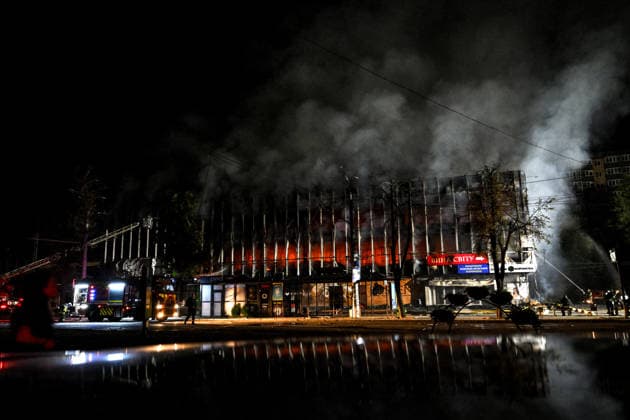 Russian army attacks shopping mall with drones in Zaporizhzhia A fire burns at the Intrade shopping centre in Zaporizhzhia, Ukraine, on September 21, 2026. On Monday night, Russian forces struck the southeastern city with strike UAVs and an FPV drone. The attack destroyed the shopping centre and damaged a university building as well as multi-storey residential blocks. Six people were injured. Zaporizhzhia Ukraine  Copyright: xDmytroxSmolienkox originalFilename: ukrinform-russiana260921_np54K.jpg