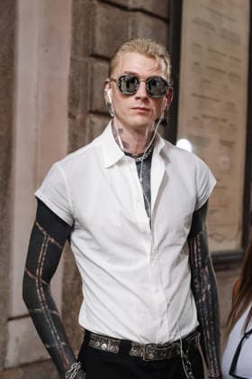 IPA88816221 - Milan, Celebrity Sightings During Milan Fashion Week Women s Collection Spring Summer 2027 - Women s Fashion, Spring Summer 2027. Pictured: Machine Gun Kelly (American singer and actor) walking through downtown after rehearsals for the Vogue World Milano event  Copyright: xAlessandroxBremecx xx IPA88816221