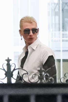 IPA88816227 - Milan, Celebrity Sightings During Milan Fashion Week Women s Collection Spring Summer 2027 - Women s Fashion, Spring Summer 2027. Pictured: Machine Gun Kelly (American singer and actor) walking through downtown after rehearsals for the Vogue World Milano event  Copyright: xAlessandroxBremecx xx IPA88816227