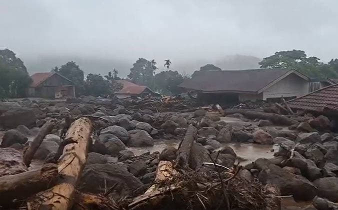 September 22, 2026, Solok, West Sumatra, Indonesia: SOLOK, WEST SUMATRA, INDONESIA - SEPTEMBER 22, 2026 : Boulders swept away by a flash flood pile up on a road and damage residentsÃ¢â‚¬â ¢ homes in Arosuka, Solok Regency, West Sumatra, Indonesia, September 22, 2026. The flash flood struck the area on Monday night, September 21. Solok Indonesia - ZUMAys1_ 20260922_zaf_ys1_002 Copyright: xSijorixImagesx