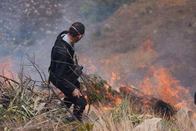Wildfire in Colombia VILLA DE LEYVA, COLOMBIA - SEPTEMBER 21: Volunteers and firefighters work to contain a wildfire at Cerro Ritoque in Villa de Leyva, Boyaca, Colombia, on September 21, 2026. Juancho Torres Anadolu Villa de leyva Colombia. Editorial use only. Please get in touch for any other usage.  Copyright: x2026xAnadoluxJuanchoxTorresx