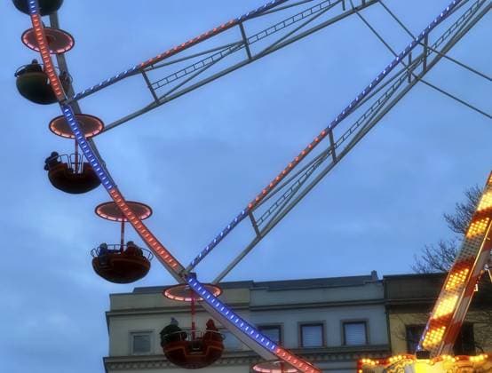 Großes weißes Riesenrad auf der Kieler Woche in Norddeutschland gefunden Big white ferris wheel found at the Kiels Week in northern Germany Copyright: imageBROKER MPfoto71 ibxpie19186269.jpg