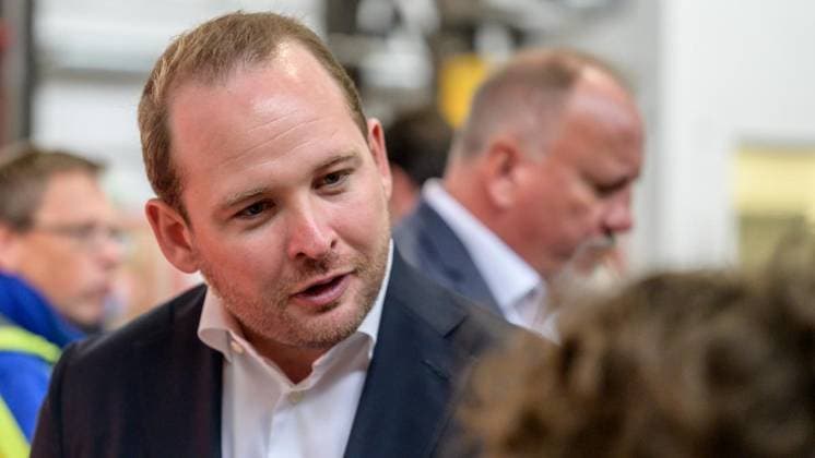 Essen: Eröffnung der neuen DESU-Produktionsanlage bei der Energietechnik Essen GmbH ** NUR FÜR REDAKTIONELLE ZWECKE ** EDITORIAL USE ONLY **<p>Lasse Junius bei der Einweihung einer neuen Druck-Elektro-Schlacke-Umschmelz-Anlage (DESU) am Montag, den 21. September 2026, bei der Energietechnik Essen GmbH an der Westendstraße in Essen. Deutschland NRW Essen Copyright: UwexErnst